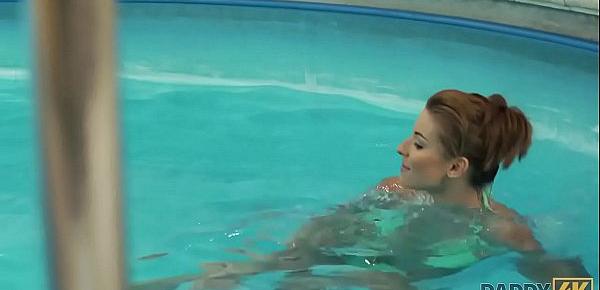  DADDY4K. Victoria Daniels aime nager dans une immense piscine et sucer un phallus mature